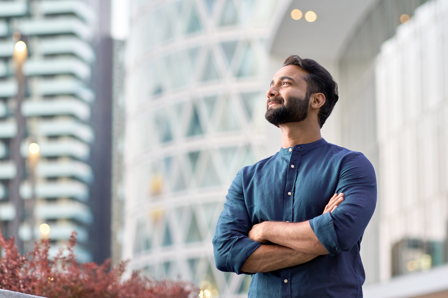 Hombre joven de azul con la ciudad de fondo